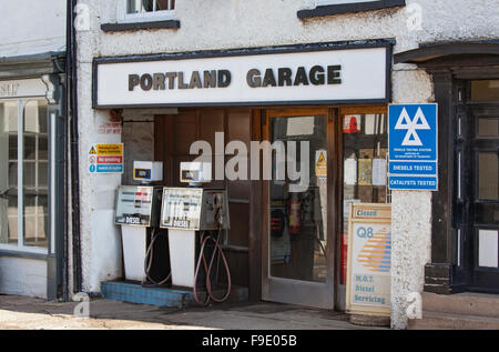 Petite station d'essence dans le village de Weobley, Herefordshire, Angleterre, RU Banque D'Images