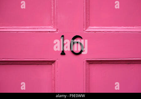 Seize sur porte avant peint en rose Banque D'Images