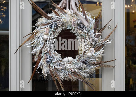 Couronne de Noël sur la porte de la boutique Banque D'Images