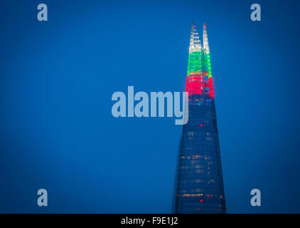 Le Shard Building light's up pour la saison de Noël avec alternance de vert, rouge et blanches en haut, Londres, Angleterre Banque D'Images