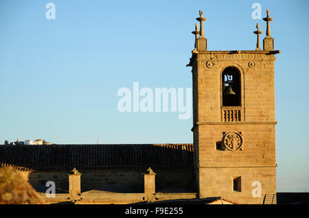 Caceres au coucher du soleil, tour monumentale de l'église cathédrale de Santa Maria. Cáceres, Extremadura, Espagne. L'Europe Banque D'Images