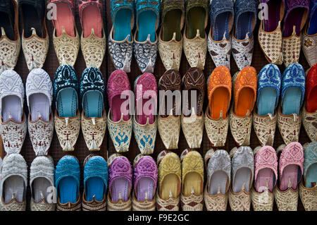 Chaussures indiennes traditionnelles en vente dans le bazar de rue. Chaussures indiennes fabriquées à la main exposées sur le marché de la fuite. Banque D'Images