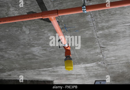 Un système de gicleurs d'incendie installé dans une nouvelle résidence en construction à Londres, au Royaume-Uni. Protection sprinkleur à l'aide avant le montage au plafond. Banque D'Images