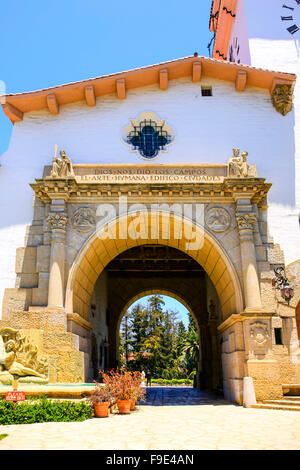 Le style espagnol Santa Barbara County Courthouse bâtiment sur Anacapa St à Santa Barbara en Californie Banque D'Images