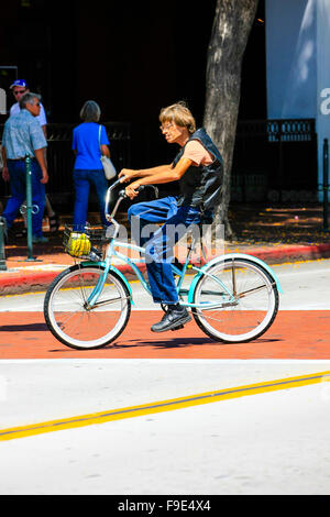 Man riding a blue beach cruiser location au centre-ville de Santa Barbara, Californie Banque D'Images