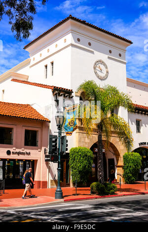 La tour de l'horloge sur State St, partie de la centre commercial Paseo Nuevo, au centre-ville de Santa Barbara, Californie Banque D'Images