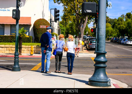 Les gens à un passage pour piétons attendent les lumières de changer de sorte qu'ils peuvent traverser. Centre-ville de Santa Barbara CA Banque D'Images