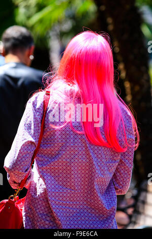 Vue arrière d'une femme avec de longs cheveux de couleur rose au centre-ville de Santa Barbara, CA Banque D'Images