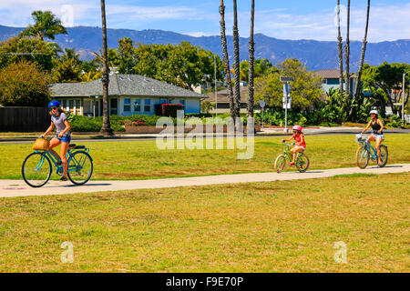 La mère et les deux filles circonscription leurs bicyclettes par Shoreline Park sur la Dr à Santa Barbara, CA Banque D'Images