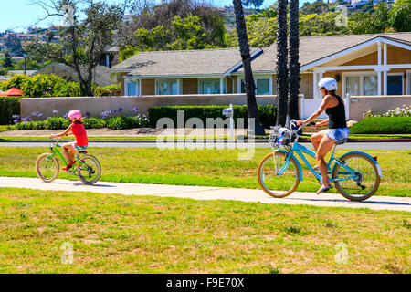 La mère et les deux filles circonscription leurs bicyclettes par Shoreline Park sur la Dr à Santa Barbara, CA Banque D'Images