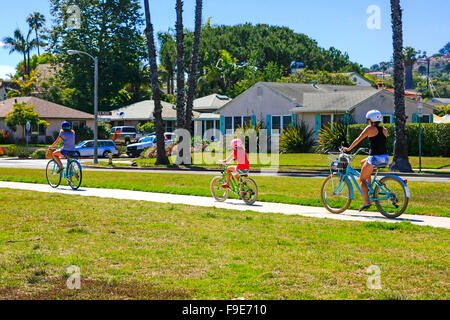 La mère et les deux filles circonscription leurs bicyclettes par Shoreline Park sur la Dr à Santa Barbara, CA Banque D'Images