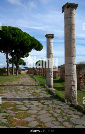 Voie romaine sur l'ancien port romain d'Ostie, près de Rome, Italie, Europe Banque D'Images