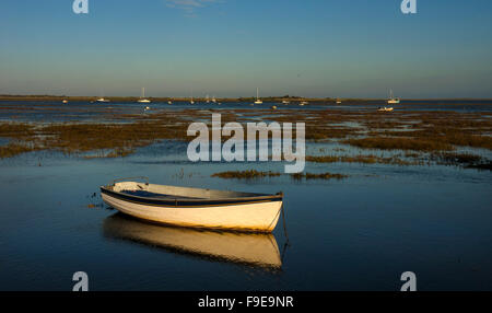 Tôt le matin, la marée haute à Brancaster Staithe , Norfolk, Angleterre Banque D'Images