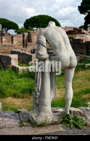 Statue de Cartilius Poplicola dans l'ancien port romain d'Ostie, près de Rome, Italie, Europe Banque D'Images