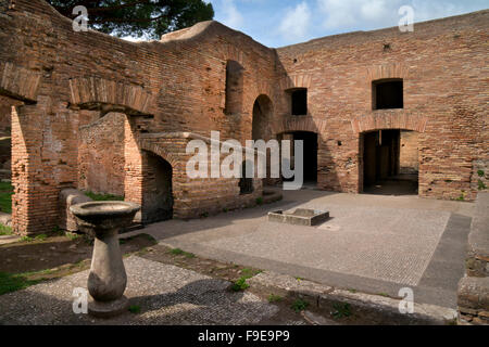 La cour de Caseggiato Thermopolium de taverne dans l'ancien port romain d'Ostie, près de Rome, Italie, Europe Banque D'Images