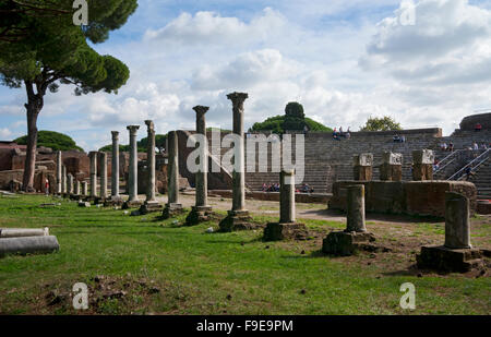 Théâtre d'orchestre et Scaena dans l'ancien port romain d'Ostie ville près de Rome, Italie Banque D'Images