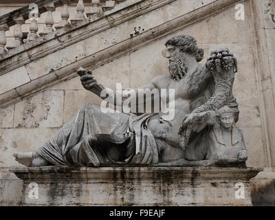 Statue sur la place du Capitole à Rome, Italie. Cet homme est une personnification du Nil. Banque D'Images