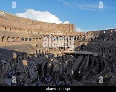 Les touristes visitant le Colisée à Rome, Italie