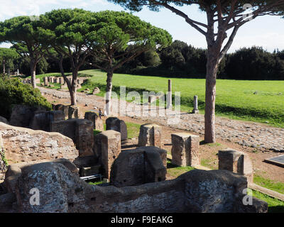 L'une des plus anciennes routes pavées dans le monde entier, conservé à Ostie près de Rome, Italie Banque D'Images