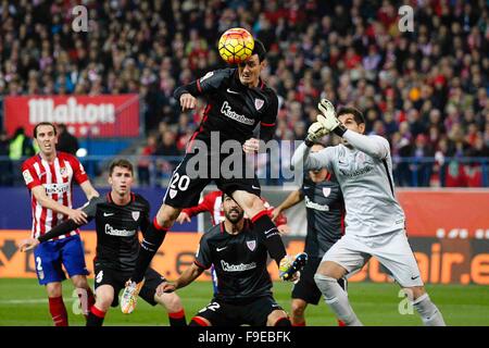 13.12.2105. Madrid, Espagne. Aritz Aduriz Zubeldia (20) Athletic Club Bilbao et Gorka Iraizoz Moreno (1) Athletic Club Bilbao dans les La Liga match entre l'Atletico de Madrid et l'Athletic Club Bilbao au stade Vicente Calderon à Madrid, Espagne, le 13 décembre 2015. Banque D'Images