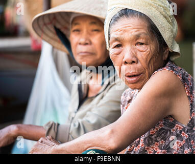 Deux femmes âgées photographiés à l'street market à Hoi An Banque D'Images