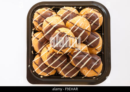 Marks & Spencer profiterole dessert pile isolé sur fond blanc Banque D'Images