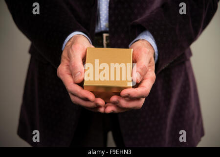 Homme tenant un cadeau de Noël Banque D'Images