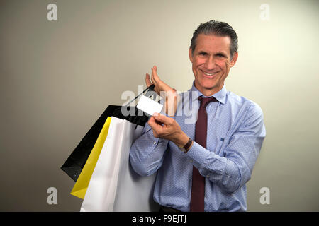 Hispanic man shopping avec carte de crédit Banque D'Images