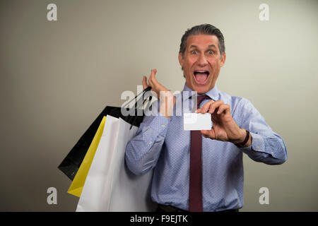 Hispanic man shopping avec carte de crédit Banque D'Images