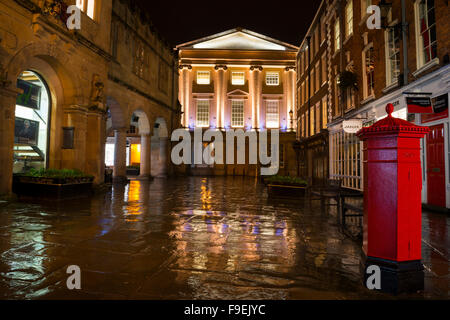 Shrewsbury, musée et galerie d'Art sur une nuit pluvieuse, Shropshire, England, UK. Banque D'Images