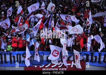 Osaka, Kansai, Japon. Dec 16, 2015. Des fans de River Plate pendant le match entre Sanfrecce Hiroshima vs C.A River Plate au stade Nagai d'Osaka. Credit : Marcio Machado/ZUMA/Alamy Fil Live News Banque D'Images