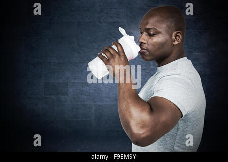 Image composite de fit man avec Protein Shake Banque D'Images