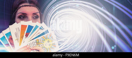 Image composite de fortune teller holding Tarots cartes tout en regardant ailleurs Banque D'Images