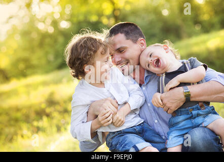 Les petits garçons et leur papa profiter de leur temps ensemble à l'extérieur dans la nature Banque D'Images