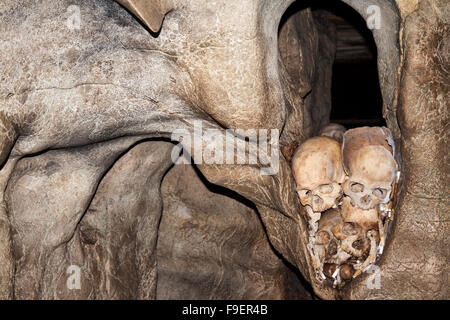 Crânes dans caverne à londa sépulture dans Tana Toraja, Sulawesi, Indonésie. une scène macabre avec crânes entassés dans une fissure de la culture Toraja. Banque D'Images