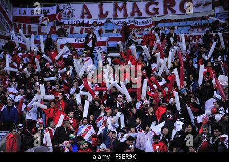 Osaka, Kansai, Japon. Dec 16, 2015. Des fans de River Plate pendant le match entre Sanfrecce Hiroshima vs C.A River Plate au stade Nagai d'Osaka. Credit : Marcio Machado/ZUMA/Alamy Fil Live News Banque D'Images