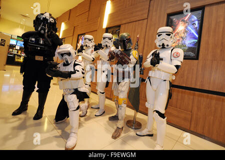 Singapour. Dec 16, 2015. Les cosplayeurs s'habiller en film Star Wars personnages assister au gala premiere tenue au Shaw Theatre sur Orchard Road, à Singapour, le 16 décembre 2015. Un gala d'avant a eu lieu pour le film 'Star Wars : The Force éveille' à Singapour, Shaw Theatre le mercredi. Credit : Puis Chih Wey/Xinhua/Alamy Live News Banque D'Images