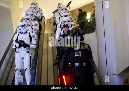 Singapour. Dec 16, 2015. Les cosplayeurs s'habiller en film Star Wars personnages assister au gala premiere tenue au Shaw Theatre sur Orchard Road, à Singapour, le 16 décembre 2015. Un gala d'avant a eu lieu pour le film 'Star Wars : The Force éveille' à Singapour, Shaw Theatre le mercredi. Credit : Puis Chih Wey/Xinhua/Alamy Live News Banque D'Images