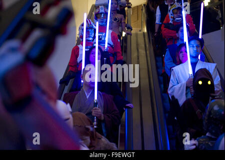 Singapour. Dec 16, 2015. Les cosplayeurs s'habiller en film Star Wars personnages assister au gala premiere tenue au Shaw Theatre sur Orchard Road, à Singapour, le 16 décembre 2015. Un gala d'avant a eu lieu pour le film 'Star Wars : The Force éveille' à Singapour, Shaw Theatre le mercredi. Credit : Puis Chih Wey/Xinhua/Alamy Live News Banque D'Images