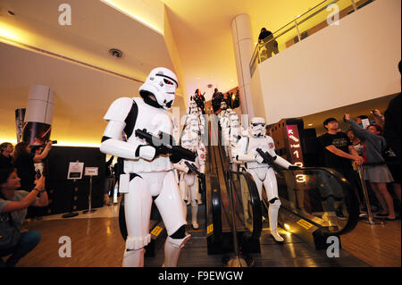 Singapour. Dec 16, 2015. Les cosplayeurs s'habiller en film Star Wars personnages assister au gala premiere tenue au Shaw Theatre sur Orchard Road, à Singapour, le 16 décembre 2015. Un gala d'avant a eu lieu pour le film 'Star Wars : The Force éveille' à Singapour, Shaw Theatre le mercredi. Credit : Puis Chih Wey/Xinhua/Alamy Live News Banque D'Images