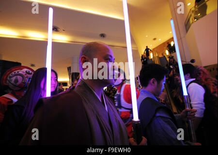 Singapour. Dec 16, 2015. Les cosplayeurs s'habiller en film Star Wars personnages assister au gala premiere tenue au Shaw Theatre sur Orchard Road, à Singapour, le 16 décembre 2015. Un gala d'avant a eu lieu pour le film 'Star Wars : The Force éveille' à Singapour, Shaw Theatre le mercredi. Credit : Puis Chih Wey/Xinhua/Alamy Live News Banque D'Images