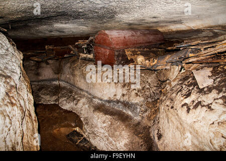 Crânes et cercueil dans une grotte sombre à londa sépulture dans Tana Toraja, un site classé au patrimoine mondial et d'une partie de l'unique culture Toraja de Sulawesi Banque D'Images