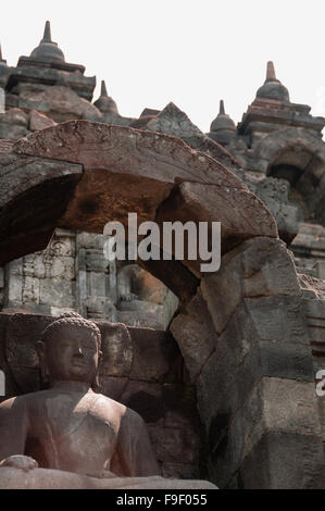 Bouddha assis en pierre à Borobudur Banque D'Images