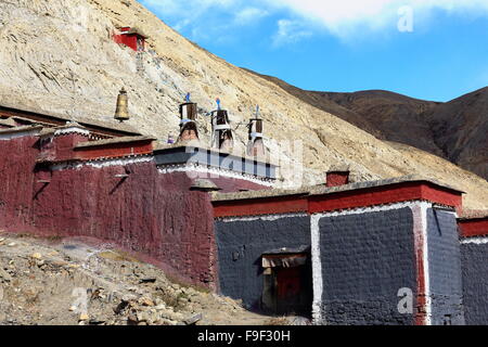 Dhvajas doré et tissu-victoire des bannières. Toit de culte sur Bonbori Hill pente-rive droite Bostn ou Chong Tchou. Sakya-Tibet. Banque D'Images