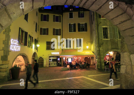 France Rhône-Alpes Annecy Scène de rue nuit personnes Banque D'Images