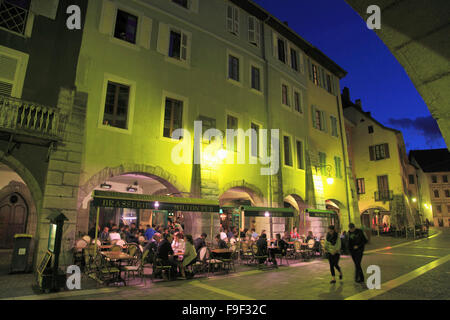 France Rhône-Alpes Annecy Scène de rue nuit personnes Banque D'Images