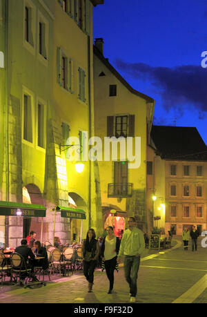 France Rhône-Alpes Annecy Scène de rue nuit personnes Banque D'Images