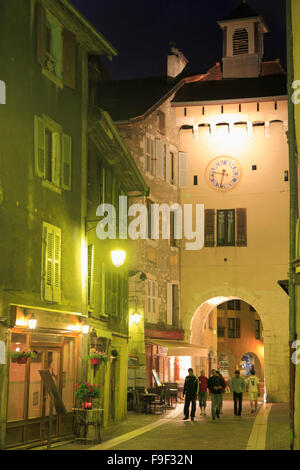 France Rhône-Alpes Annecy Scène de rue nuit personnes Banque D'Images