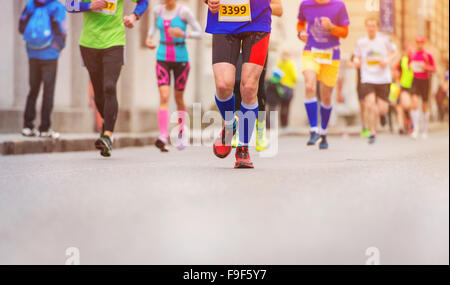 Les jeunes coureurs méconnaissables city race Banque D'Images