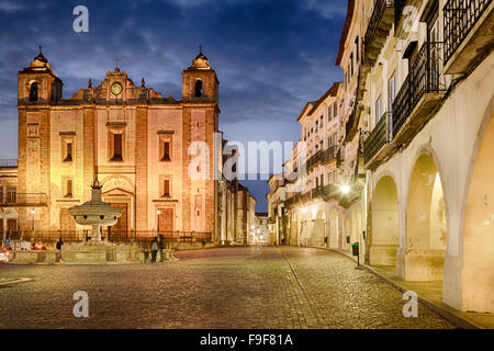 La Praça do Giraldo, Evora, Portugal, Site du patrimoine mondial de l'UNESCO Banque D'Images